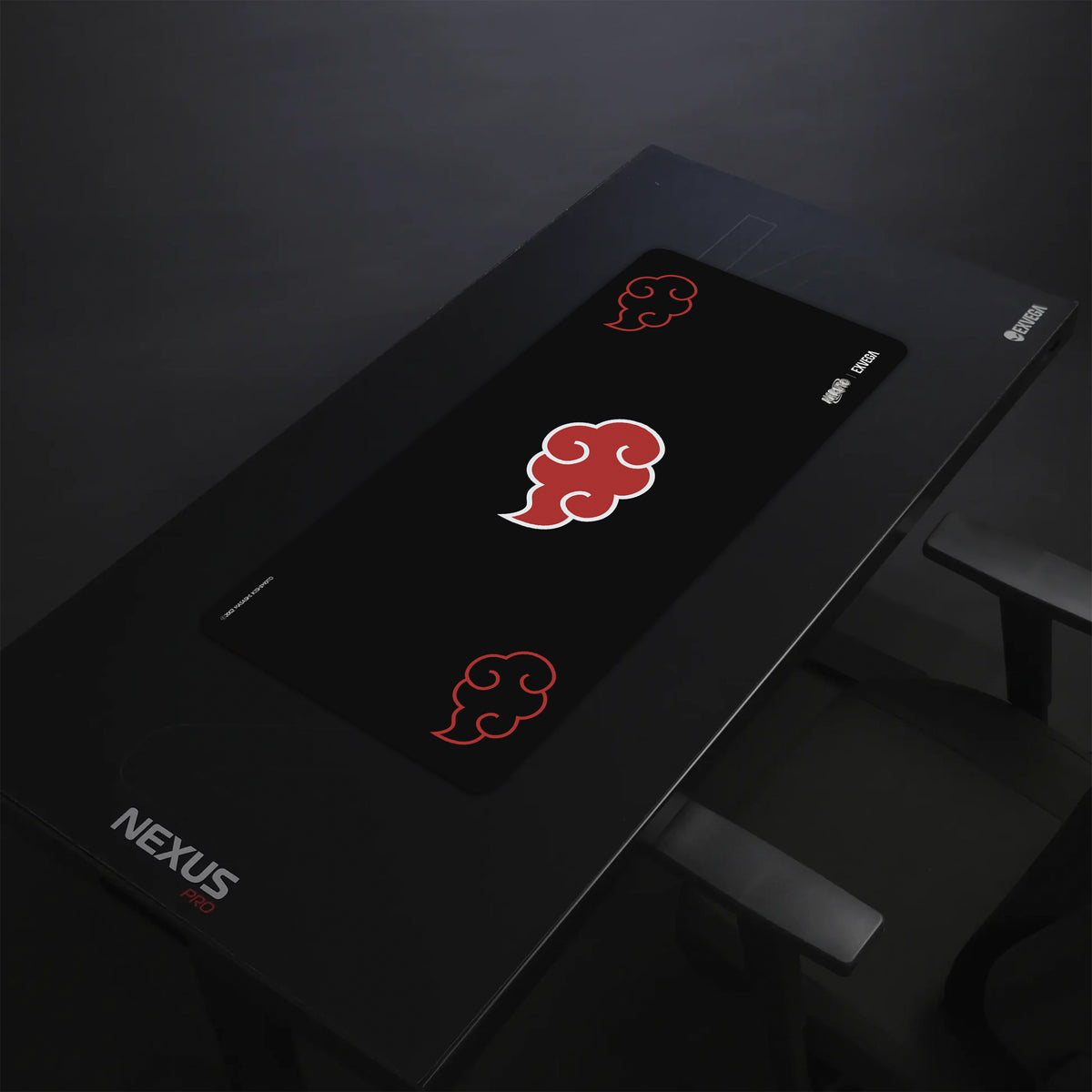 EXVEGA Akatsuki Edition XXL mousepad 90×40, geniş ve kaymaz yüzeyli, renkli anime temasıyla masanıza şıklık katar.