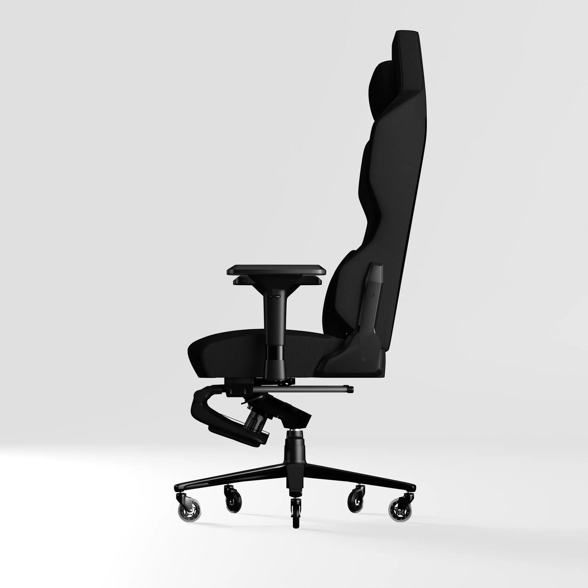 Siyah Exvega Andromeda Pro oyuncu koltuğu, ergonomik tasarım ve rahat oturma yüzeyiyle bilgisayar kullanımı için ideal.