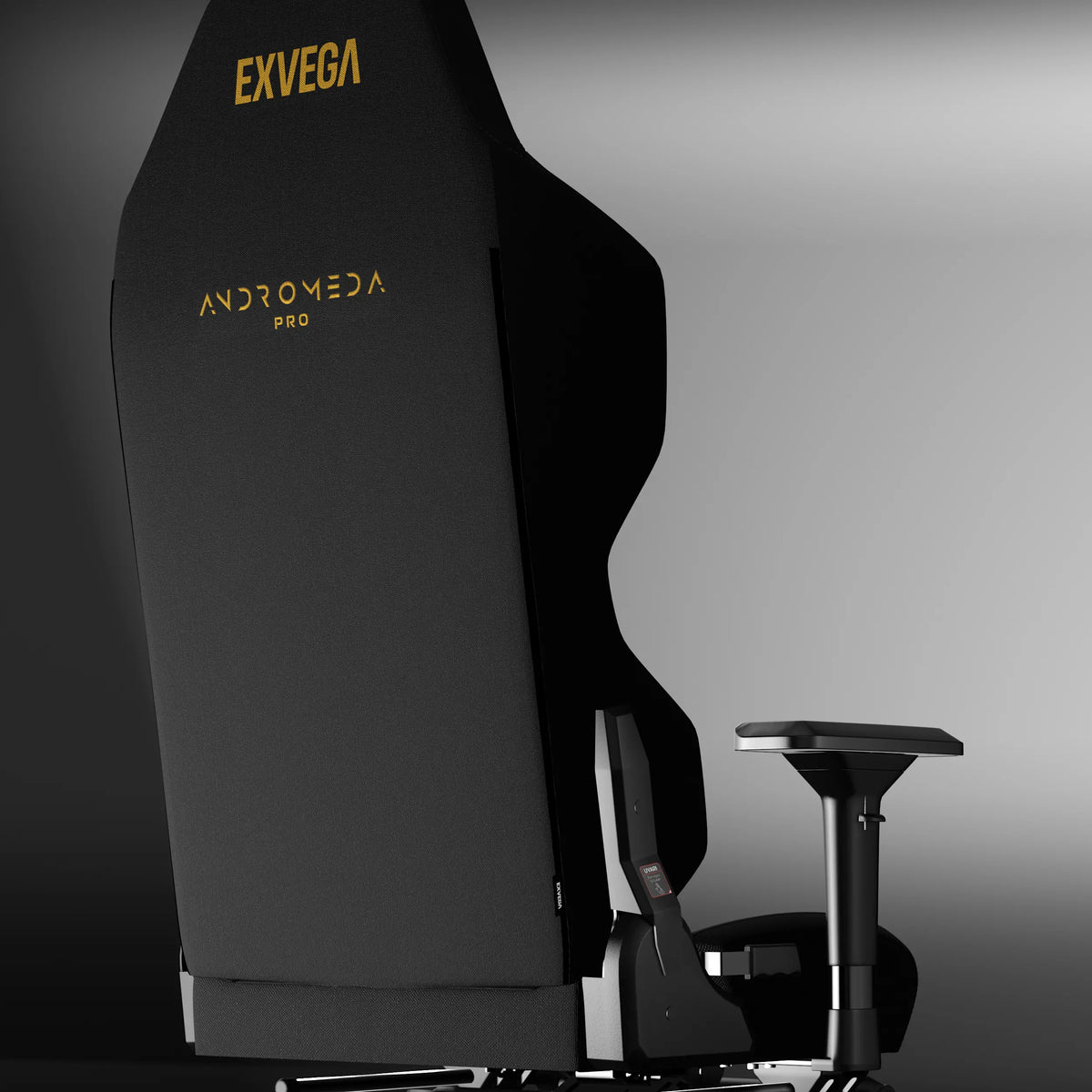 Altın renkli Exvega Andromeda Pro Gold oyuncu koltuğu, rahat ve şık tasarımıyla bilgisayar veya oyun odası için ideal.