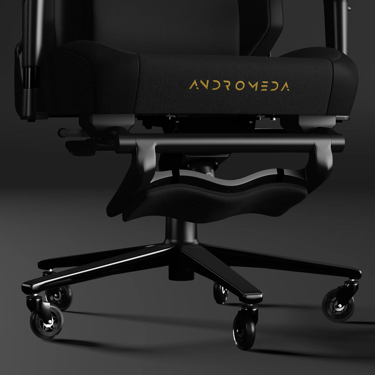 Alt metin: Exvega Andromeda Pro Gold oyuncu koltuğu, ergonomik tasarım ve şık altın detaylarla siyah renkli, rahat oturma yüzeyi