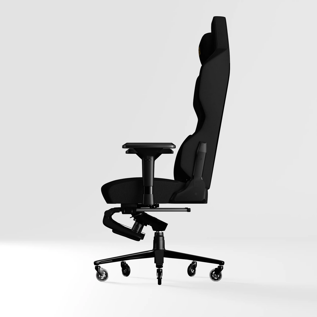 Altın renkli Exvega Andromeda Pro Gold oyuncu koltuğu, ergonomik tasarım ve deri kaplama detaylarıyla gösterişli görünüyor.